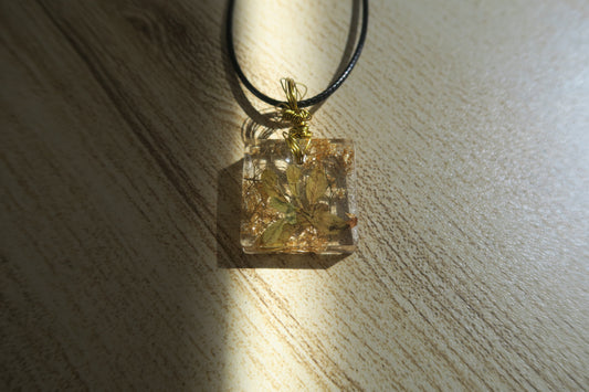 'Gildleaf' Resin Pendant